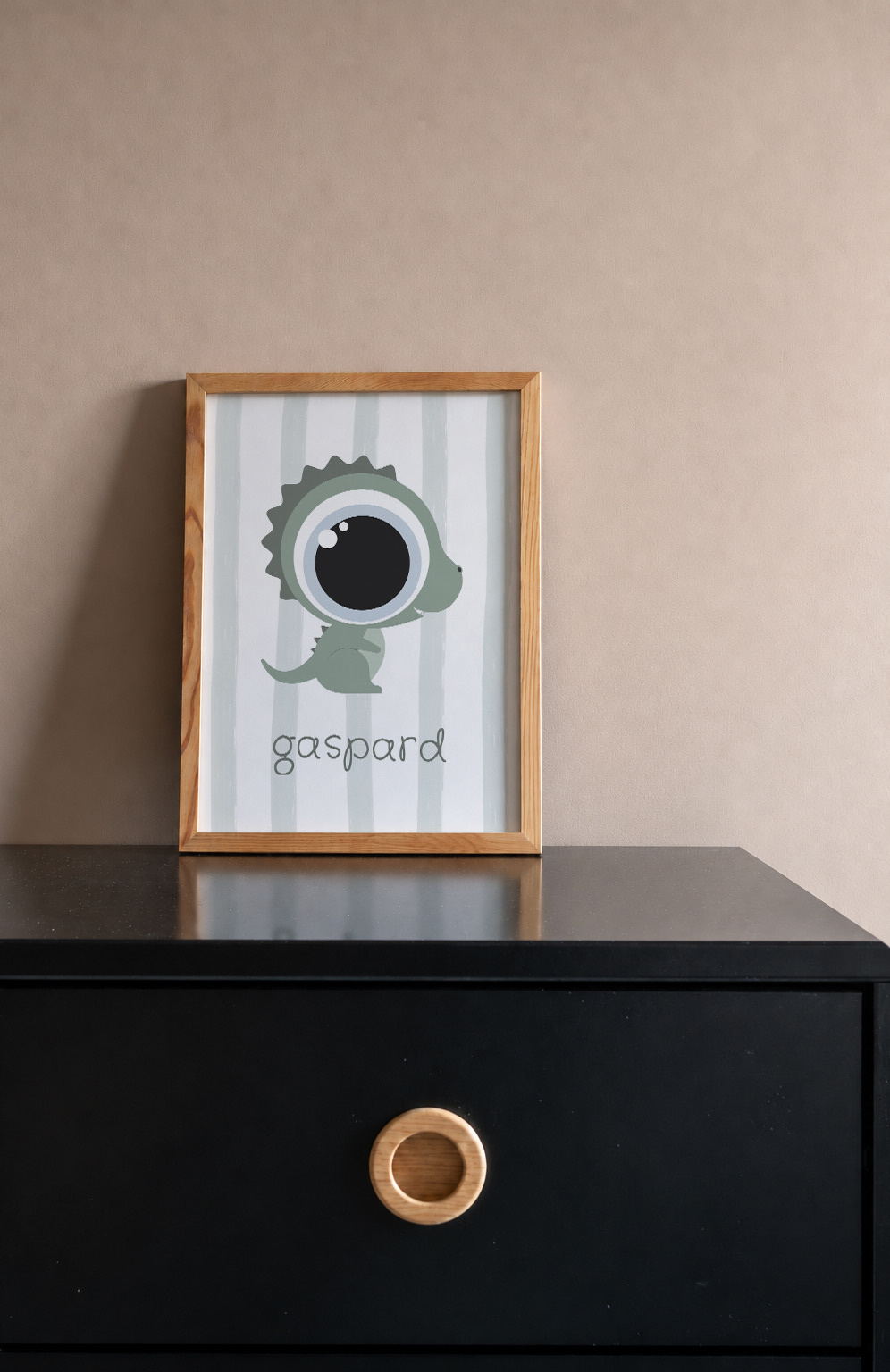 Affiche elio le dino encadrée sur une commode