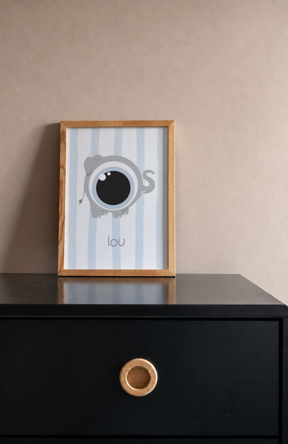Affiche l'éléphant encadrée sur une commode