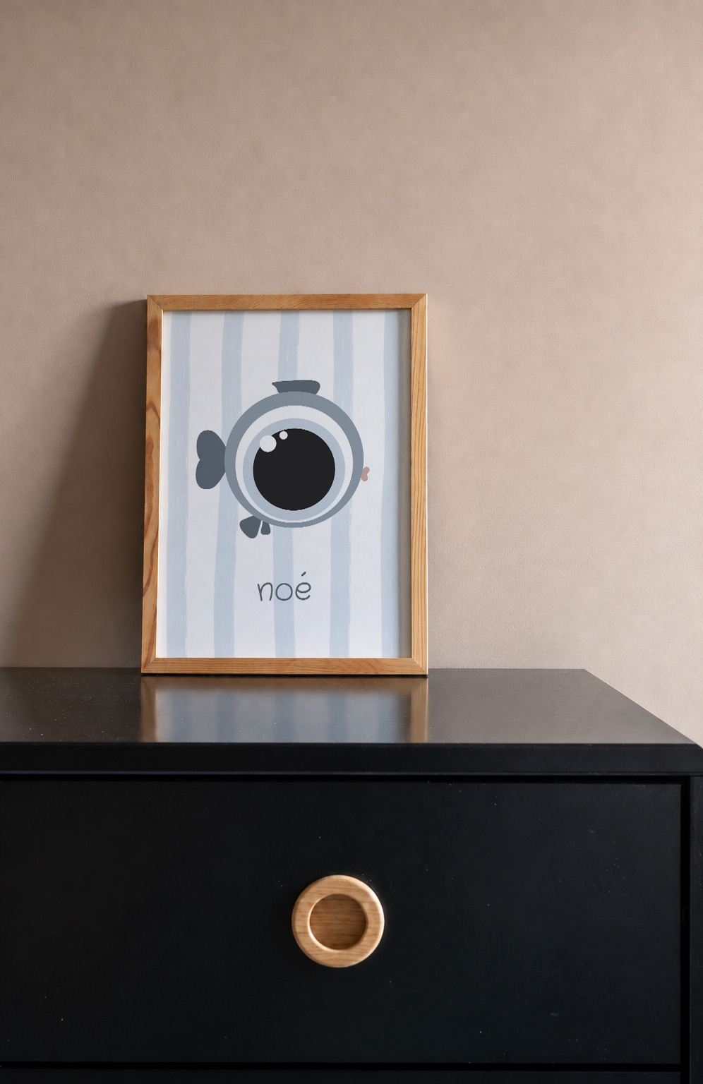 Affiche le poisson encadrée sur une commode