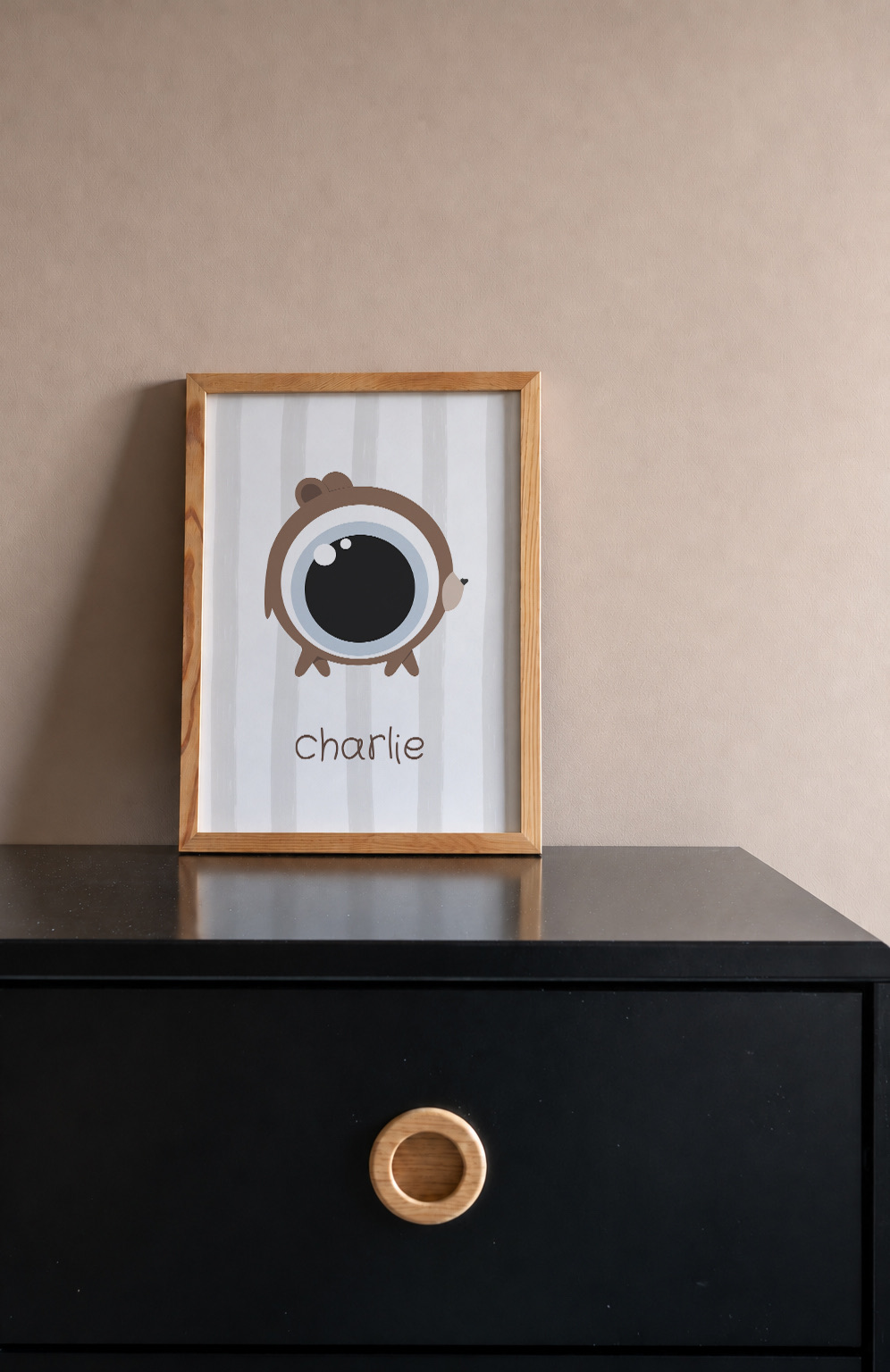 Affiche léon l'ourson encadrée sur une commode
