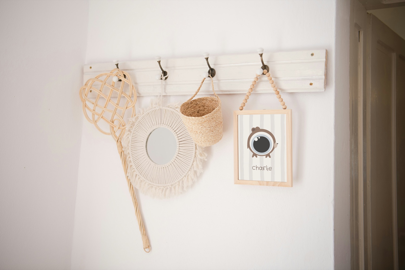 Affiche léon l'ourson accrochée au mur