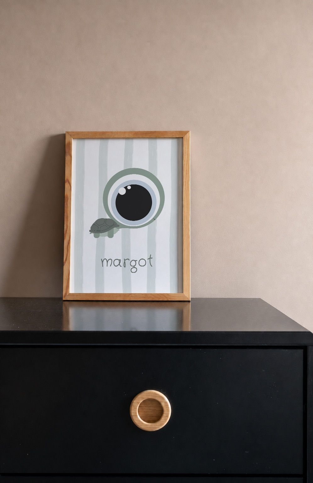 Affiche maya la tortue encadrée sur une commode