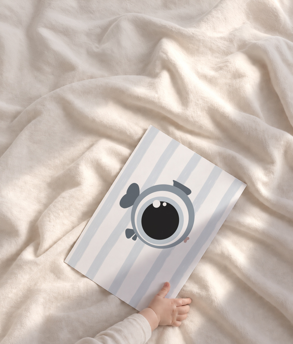 Affiche personnalisée MINÖT posée sur un lit, tenue par une main d'enfant